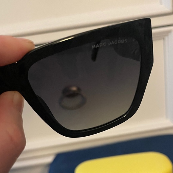NWOT-Marc Jacob’s Black Sunglasses with Yellow Case - Picture 5 of 10